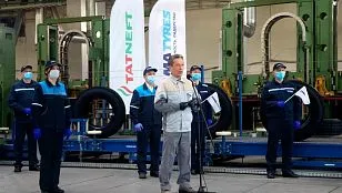 Рустам Минниханов и Наиль Маганов поздравили нефтехимиков